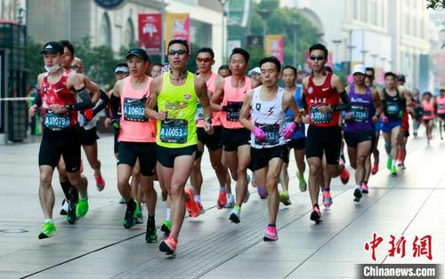 中国侨网11月29日清晨，2020上海马拉松鸣枪起跑。　汤彦俊　摄