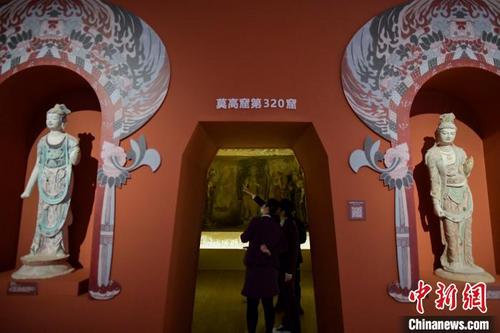 中国侨网图为莫高窟第320窟复制洞窟亮相展览。 骆云飞 摄