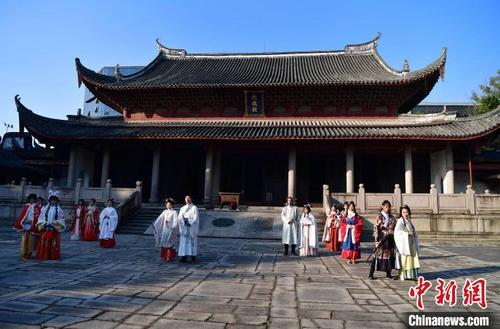 中国侨网图为许多身穿古装的市民在福州文庙进行展示，上演了一场上演中国传统服饰“秀”。　张斌　摄