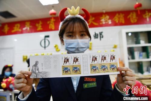 中国侨网成都邮政暑袜街支局工作人员展示《辛丑年》特种邮票。　张浪　摄