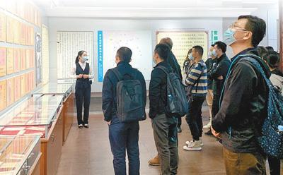 中国侨网游客在广东汕头侨批文物馆参观。本报记者 杨 彦摄