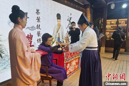 中国侨网1月18日，台湾制茶师左如玉与来自两岸的8名弟子在福州台湾会馆举办传统的拜师礼仪式。　闫旭　摄