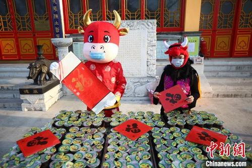 中国侨网工作人员装扮成“牛”模样烘托节日气氛。　泱波　摄