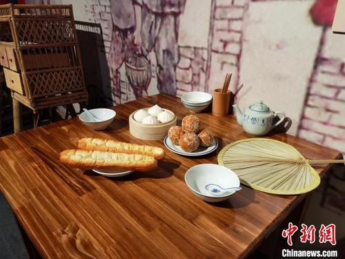 中国侨网《上海味道·美好生活——老上海饮食文物展》，弄堂口早餐布景。  上海市历史博物馆 供图