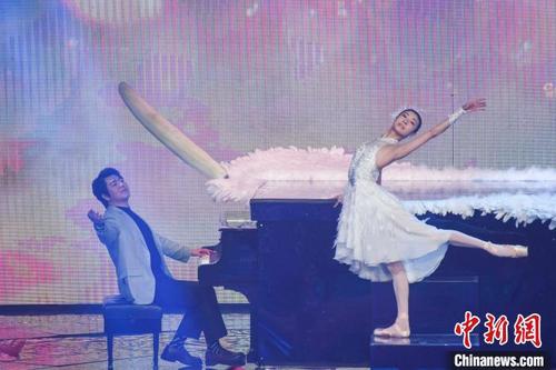 中国侨网演奏家郎朗与华人舞蹈家谭元元演绎钢琴舞蹈《春之羽》。　杨华峰 摄