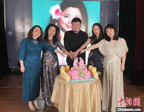 中国侨网1月29日，位于北京石景山的邓丽君音乐主题餐厅，几位“君迷”与餐厅员工一起举办邓丽君诞辰68周年纪念活动。　路梅　摄