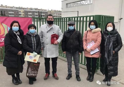 中国侨网布达佩斯十四区副区长霍尔瓦特(Horváth Zsolt)陪同文化节筹委会一行走访该区体育中心。(匈牙利《新导报》/欧阳燕清)