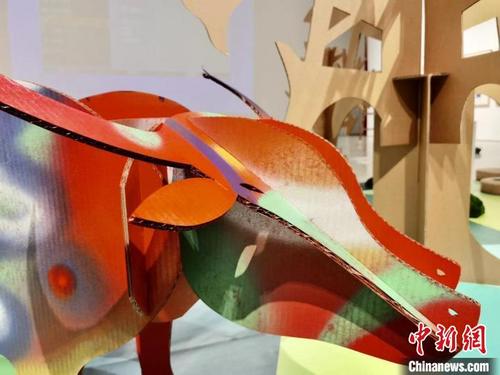 中国侨网“牛劲十足”主题作品展在北京时代美术馆一号展厅展出,将持续至2月21日。 华熙美育供图