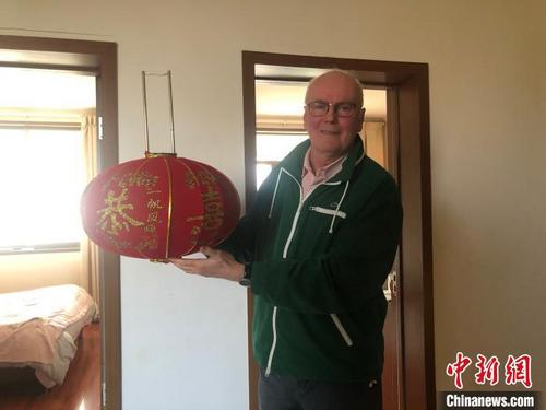 中国侨网伯纳德展示购买的灯笼。　刘林　摄