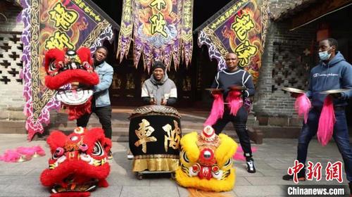 中国侨网外国留学生体验醒狮文化。广州市天河区民间文艺家协会 供图　