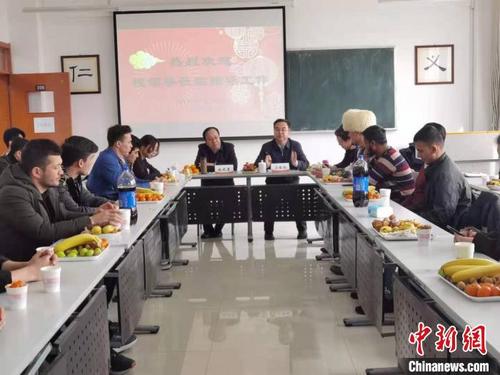 中国侨网    图为青海民族大学党委副书记、校长马维胜（中右）向留学生们送上新春祝福。　潘雨洁　摄