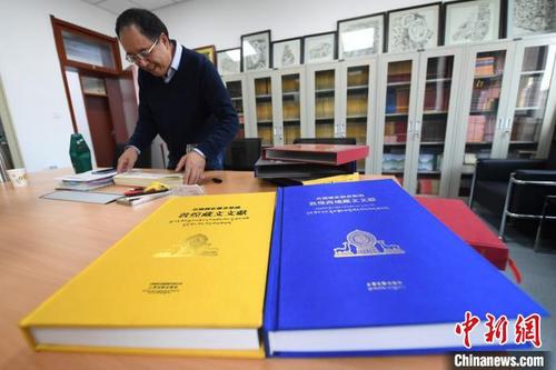 中国侨网 历经15年编纂,由法国国家图书馆与中国西北民族大学、上海古籍出版社合作编纂的《法国国家图书馆藏敦煌藏文文献》,日前首次全部整理出版,才让先后任副主编、主编。 杨艳敏 摄