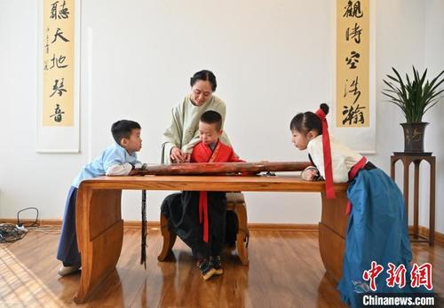 中国侨网2月20日，小朋友学习古琴演奏。　刘文华　摄
