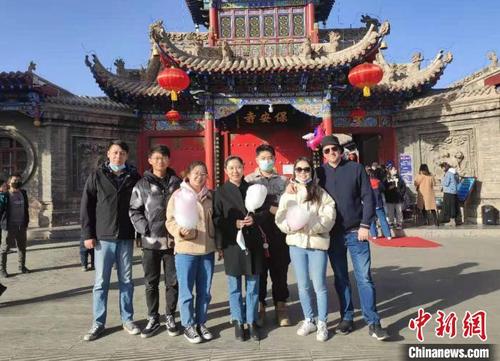 中国侨网春节期间，马特·梅尔思（右一）与中国家人一同参观中卫高庙。受访者供图