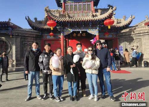 中国侨网春节期间,马特·梅尔思(右一)与中国家人一同参观中卫高庙。受访者供图