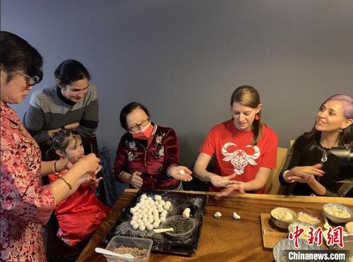 中国侨网上海市闵行区华漕国际社区“洋居民”体验包汤圆现场 高志苗 摄