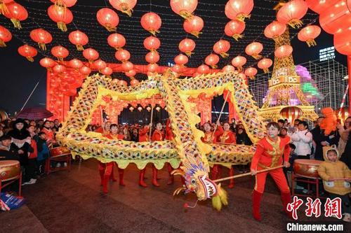 中国侨网民众用长龙摆“中”字。 杨华峰 摄
