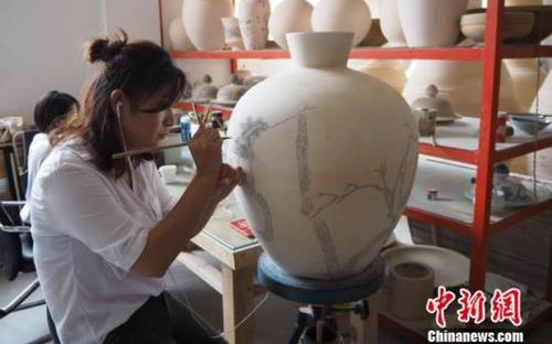 中国侨网图为江西景德镇一位陶艺家在手绘花瓶。（资料图）　刘占昆　摄
