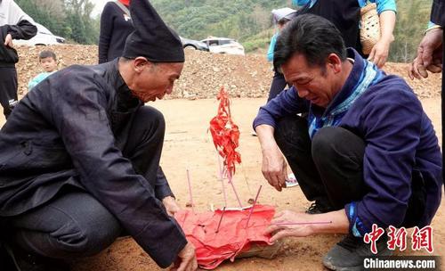 中国侨网廖熙福在制作“蚂拐棺”。　高东风 摄
