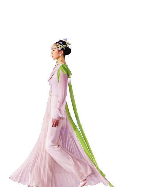 中国侨网2021中国国际时装周现场，一名模特正在走秀。 本报记者 田 原摄