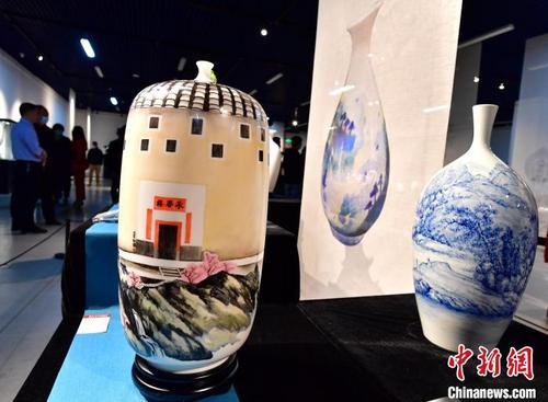 中国侨网图为4月9日，德化陶瓷艺术展在福建省美术馆开展，共展出百余件精品德化陶瓷。　张斌　摄