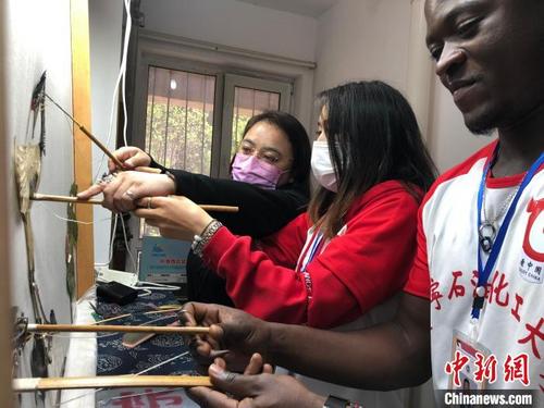 中国侨网留学生体验皮影戏 王艺霖 摄