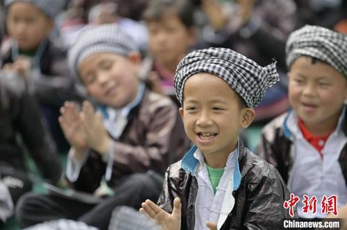 中国侨网图为小黄小学的学生在为文化交流活动鼓掌。　吴德军　摄