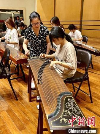 中国侨网集大古筝乐团团长、古筝艺术家陈萍教授指导学生排练。王文津摄