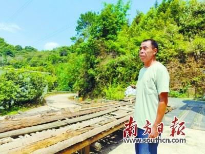 中国侨网陶兴财即兴唱了一首连滩山歌。(《南方日报》见习记者 王谢思齐 摄)