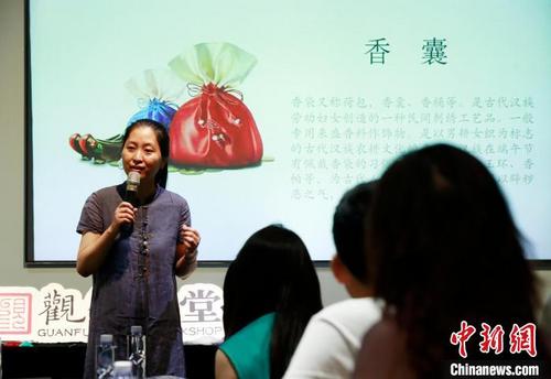 中国侨网老师在讲解香囊制作。　汤彦俊　摄