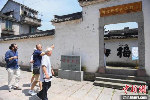 中国侨网网络国际传播达人进入义乌佛堂老街参观。 王刚 摄