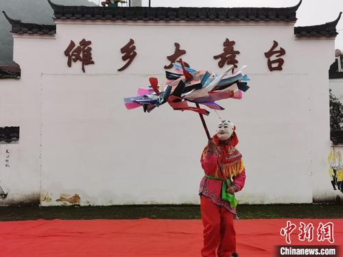 中国侨网资料图:国家级非遗——安徽池州傩戏演员在表演。 张强 摄