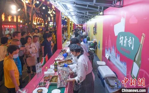 中国侨网众多市民被匈牙利食品吸引。 王刚 摄