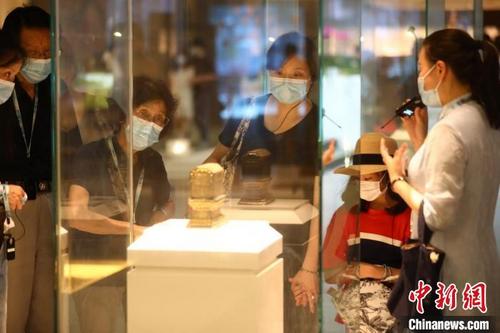 中国侨网市民和游客在南京大报恩寺遗址内参观。　泱波　摄