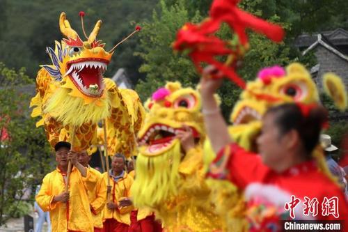 中国侨网民俗表演队在江苏省淮安市盱眙县第一山历史街区端午节展演。泱波　摄