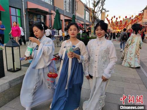 中国侨网游人身着传统服饰，游园逗趣。　张桂芹　摄
