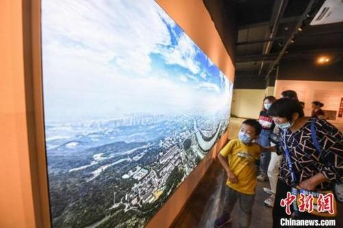 中国侨网南京秦淮新河史料图片展。　邵丹　摄