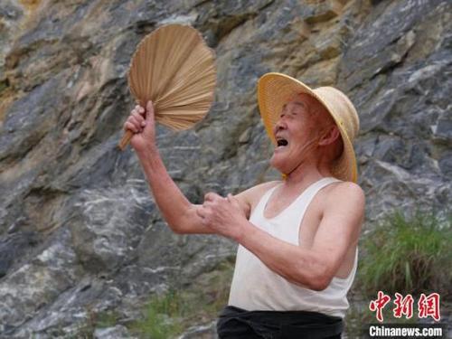 中国侨网王理亮清一清嗓子,就能轻松地喊出一曲石马江号子。王昊昊摄