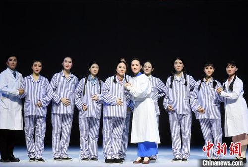 中国侨网原创越剧现代戏《林巧稚》在福州芳华剧院上演。　记者刘可耕　摄