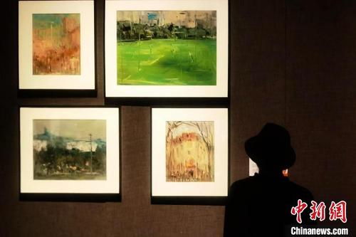 中国侨网当天，“同裳——韩国现代美术中国交流展”在山东省美术馆开展。　梁犇　摄