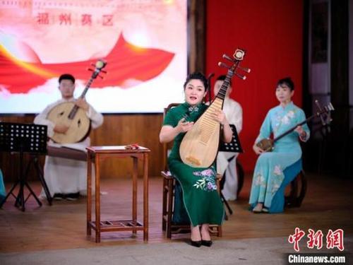 中国侨网郑怡(前)在演出中。 受访者供图