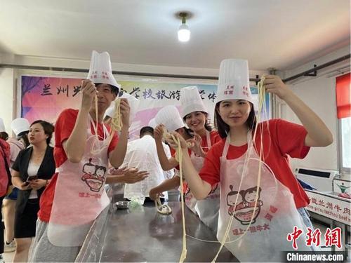 中国侨网8月5日,为期20天的“文化遗产友好使者丝绸之路研习营”活动正在甘肃进行。图为港澳青少年学做牛肉面。 蒋煜 摄