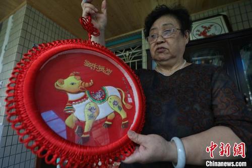 中国侨网8月12日,尹守先在介绍她制作的生肖牛作品。 瞿宏伦 摄