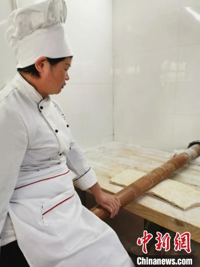 中国侨网制作增城竹升面。　广州市增城区委宣传部 供图