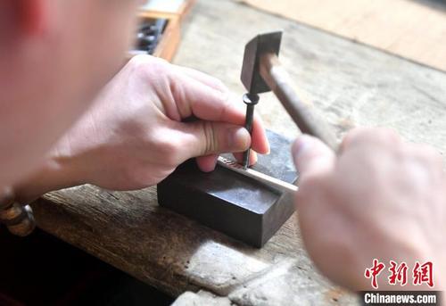 中国侨网图为林伟星正在制作银手镯。 吕明 摄