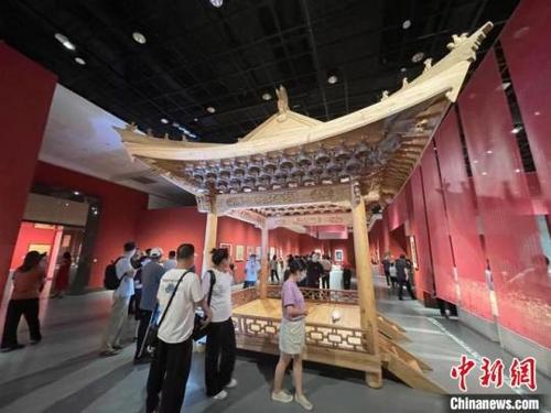 中国侨网葛招龙的作品《人生·戏台》。童笑雨 摄