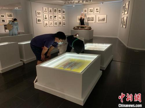 中国侨网民众周末参观清华大学艺术博物馆“栋梁——梁思成诞辰一百二十周年文献展”。　马帅莎　摄