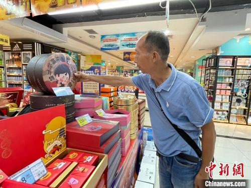 中国侨网图为市民在超市选购螺蛳粉月饼。　林馨　摄
