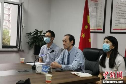 中国侨网图为河南省新冠肺炎医疗救治组专家徐立然及其学生在“疫情防控及秋冬季养生·中医名家讲座”做直播。 李明明 摄