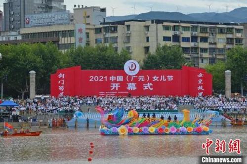 中国侨网广元女儿节开幕式彩船游河湾景象。苗志勇摄